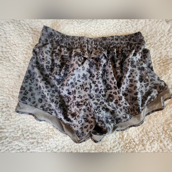 ATHLETA Animal Printed Mesh Racer Short 4" Women's Sz Small Leopard - Picture 2 of 6